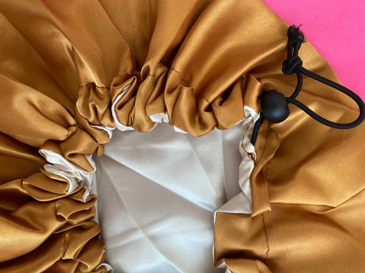 Ébène et Couleurs Styles-Bonnet en satin réversible à cordon réglable –  Ébène et couleurs styles